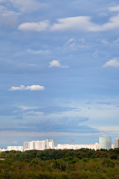 Cielo azul con nubes bajo la ciudad de otoño