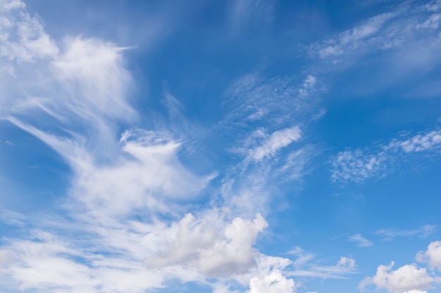 Cielo azul y nubes claros para el fondo o el concepto de la naturaleza del backgrop