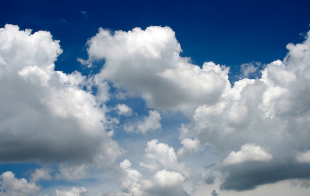 Cielo azul con nubes closeup