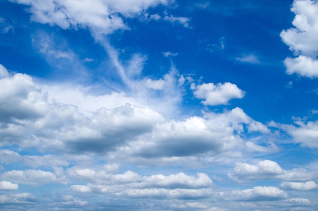 Cielo azul con nubes closeup