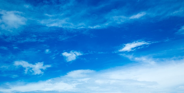 Cielo azul con nubes closeup