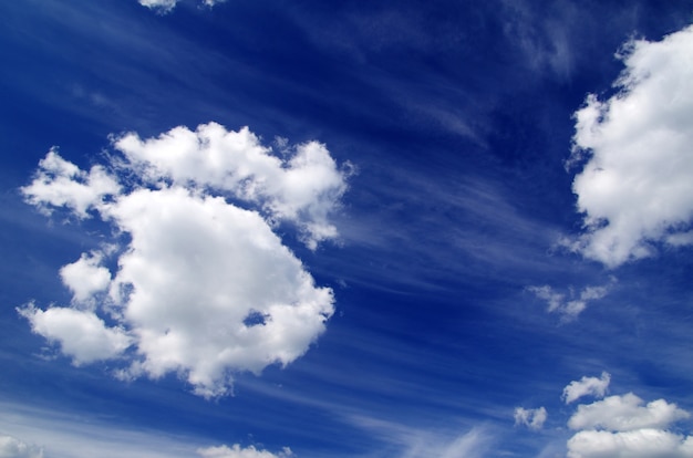 Cielo azul con nubes closeup