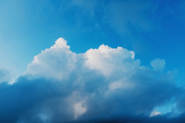 Cielo azul con nubes cúmulos, cielo de la tarde