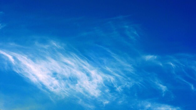 Cielo azul y nubes en un día azul brillante