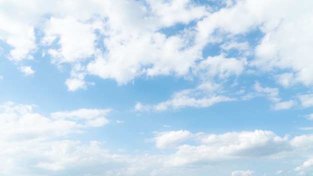 Cielo azul con nubes en día de sol.