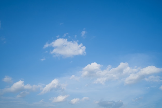 Foto cielo azul con nubes en un día soleado