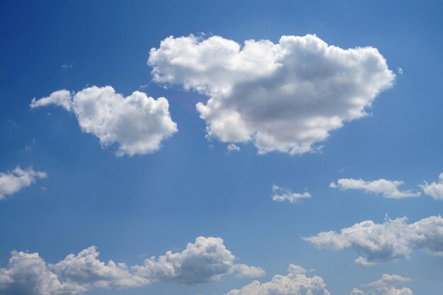 Cielo azul con nubes en un día soleado