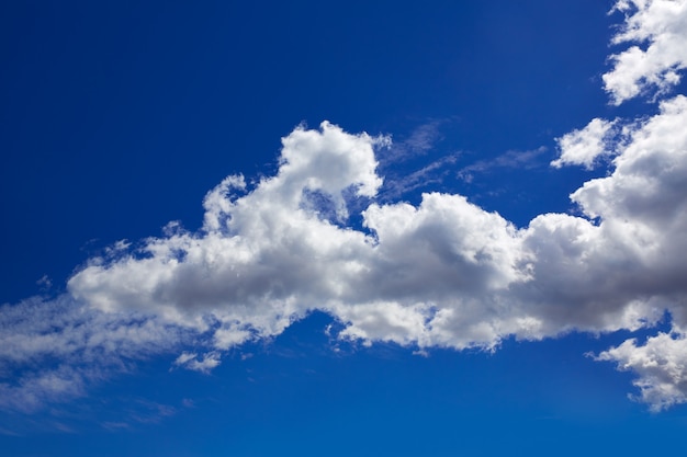 Cielo azul con nubes en un día soleado