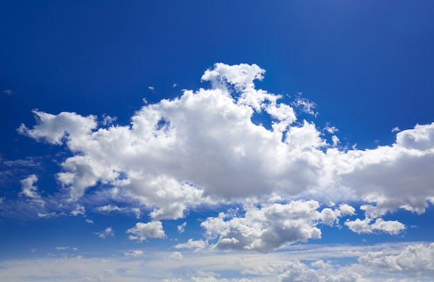 Cielo azul con nubes en un día soleado