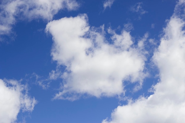 cielo azul con nubes en un día ventoso