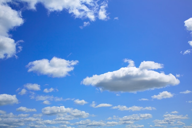 Cielo azul con nubes en un día de verano