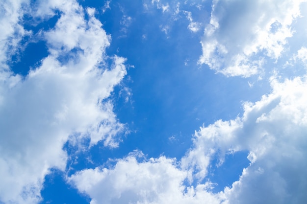 Cielo azul y nubes en días de buen tiempo.