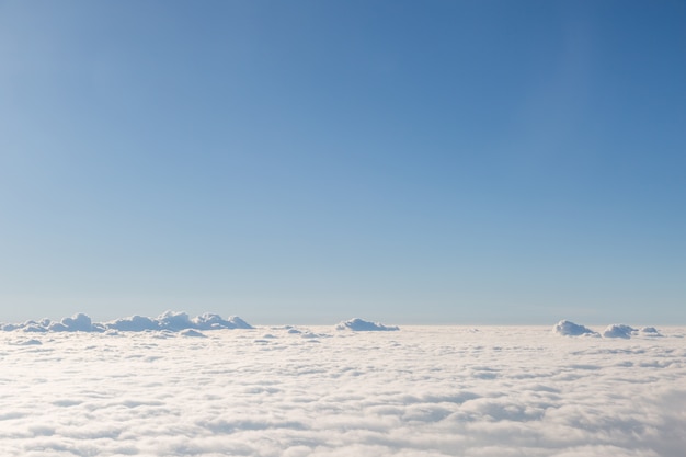 cielo azul con nubes diminutas de fondo