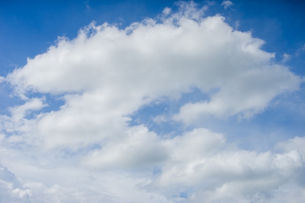 Cielo azul con nubes diminutas