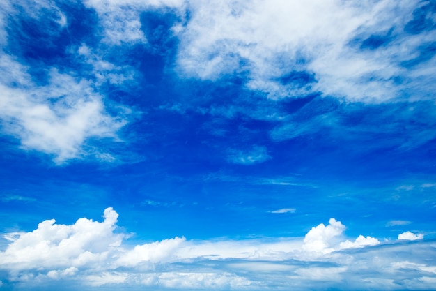 Cielo azul con nubes diminutas