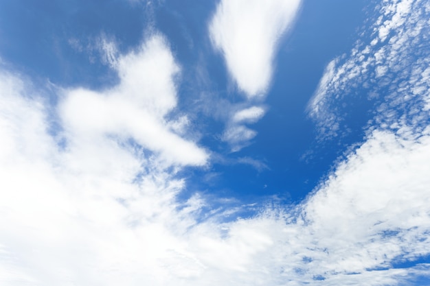 Foto cielo azul con nubes diminutas