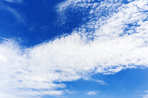 Cielo azul con nubes diminutas