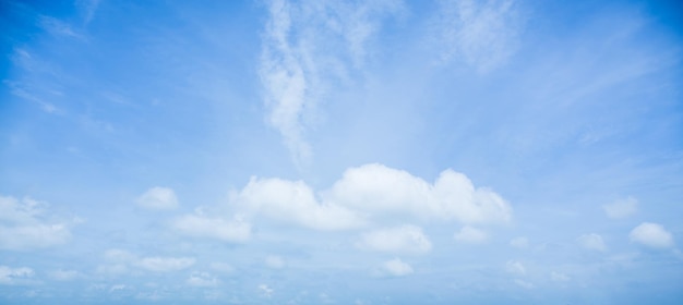 Cielo azul y nubes con espacio para agregar texto sobre el sitio web de fondo de imagen o libertad de diseño de obras de arte con cielo