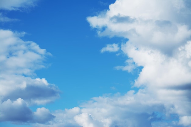 Cielo azul con nubes esponjosas blancas