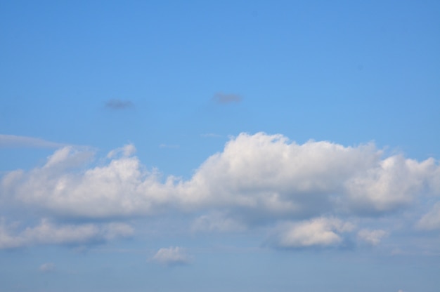 Cielo azul con nubes esponjosas para