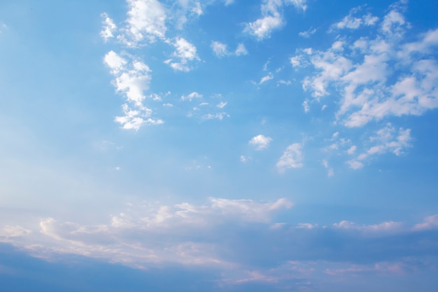 Cielo azul con nubes esponjosas