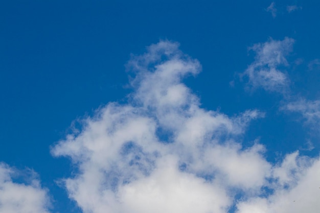 Cielo azul y nubes expresivas