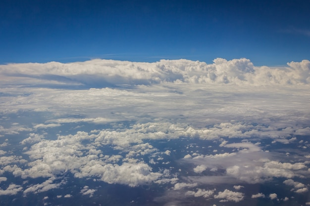 Cielo azul con nubes de fondo en el airplan en el tiempo de la mañana