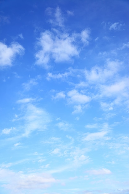 Cielo azul con nubes - fondo natural