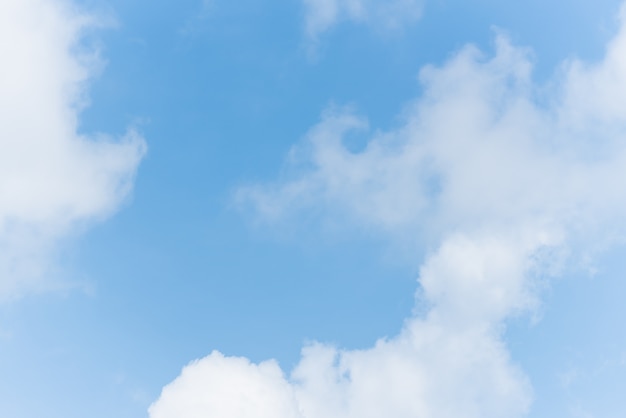 Cielo azul y nubes, fondo de naturaleza.