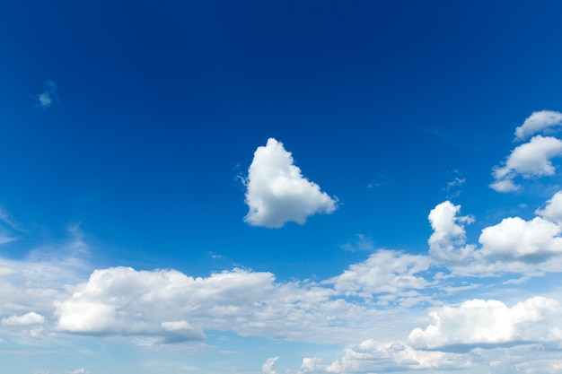 Cielo azul con nubes. fondo de la naturaleza