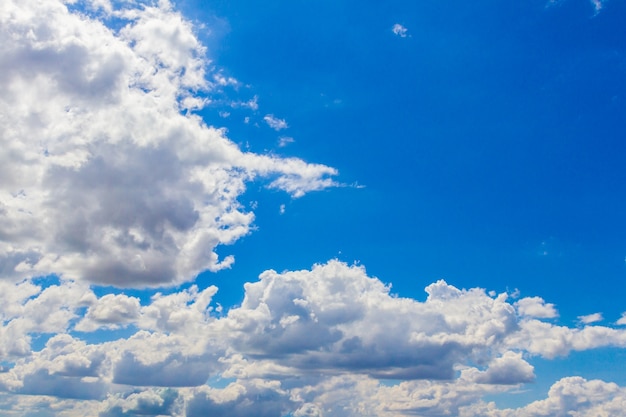 Cielo azul con nubes y fondo de sol