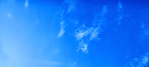 El cielo azul con nubes de fondo vívido