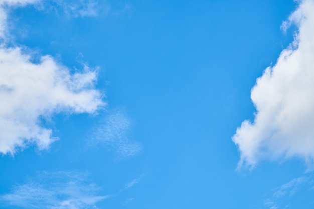 Cielo azul con nubes de fondo.