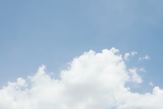 Cielo azul con nubes de fondo.