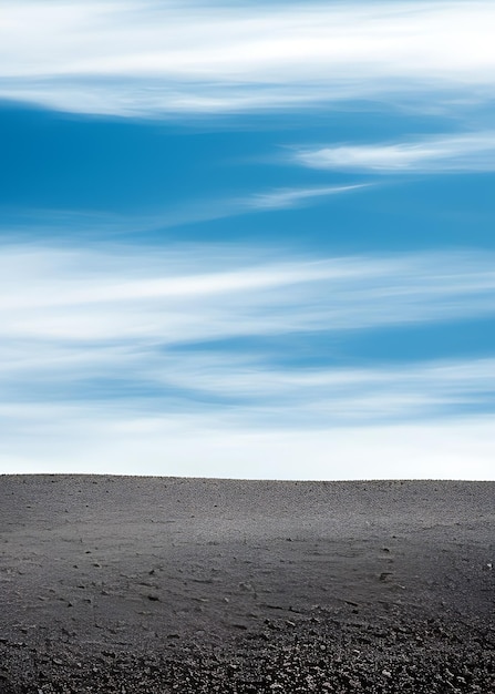 Un cielo azul con nubes de fondo