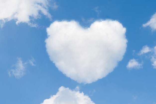 Foto cielo azul con nubes de forma de corazones. vacaciones de san valentín