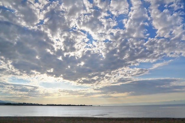 Foto cielo azul con nubes grises.