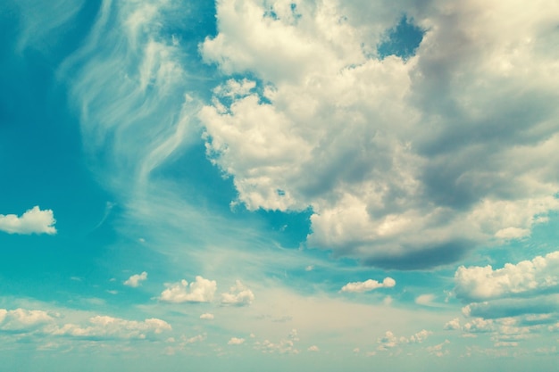 Cielo azul con nubes hermosas Fondo de cielo de naturaleza abstracta