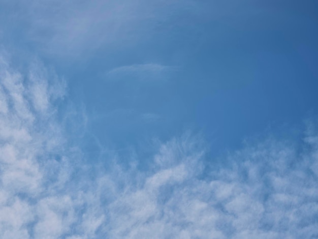 Cielo azul y nubes hermosas