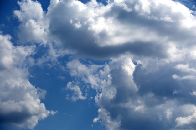 Cielo azul con nubes hermosas