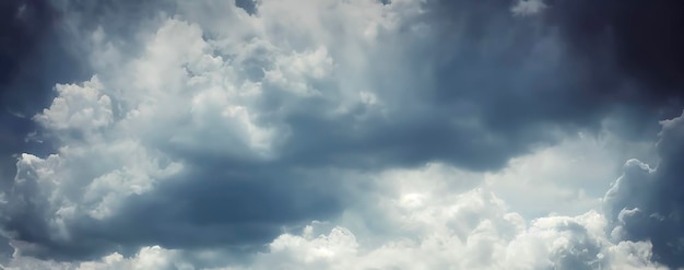 Cielo azul con nubes hermosas