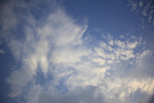 Cielo azul con nubes hermosas