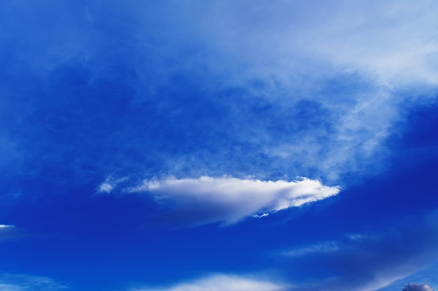 Cielo azul con nubes hermosas