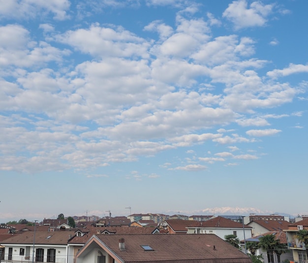 Cielo azul con nubes y horizonte urbano