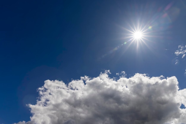 Cielo azul con nubes ligeras cuando hace viento