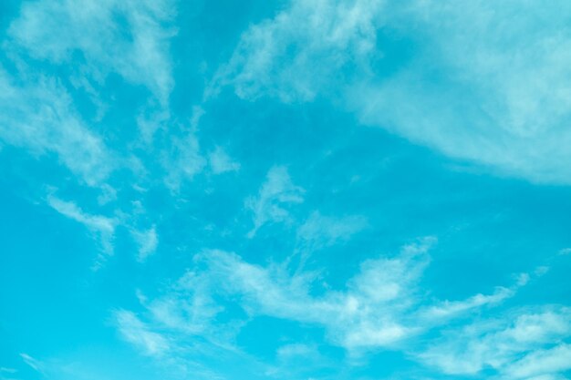 Cielo azul con nubes ligeras