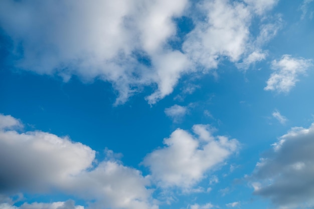 Cielo azul con nubes ligeras