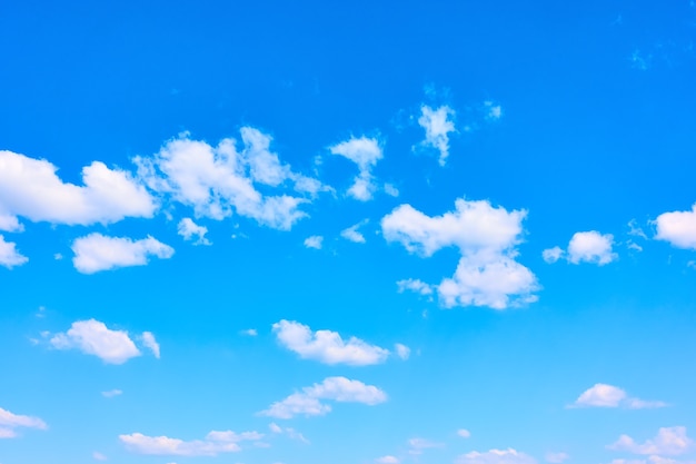 Cielo azul con nubes de luz blanca, se puede utilizar como fondo