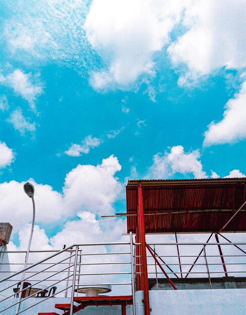 Un cielo azul con nubes y una luz de la calle