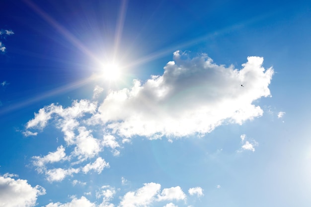 Cielo azul con nubes y luz solar brillante. Foto de alta calidad